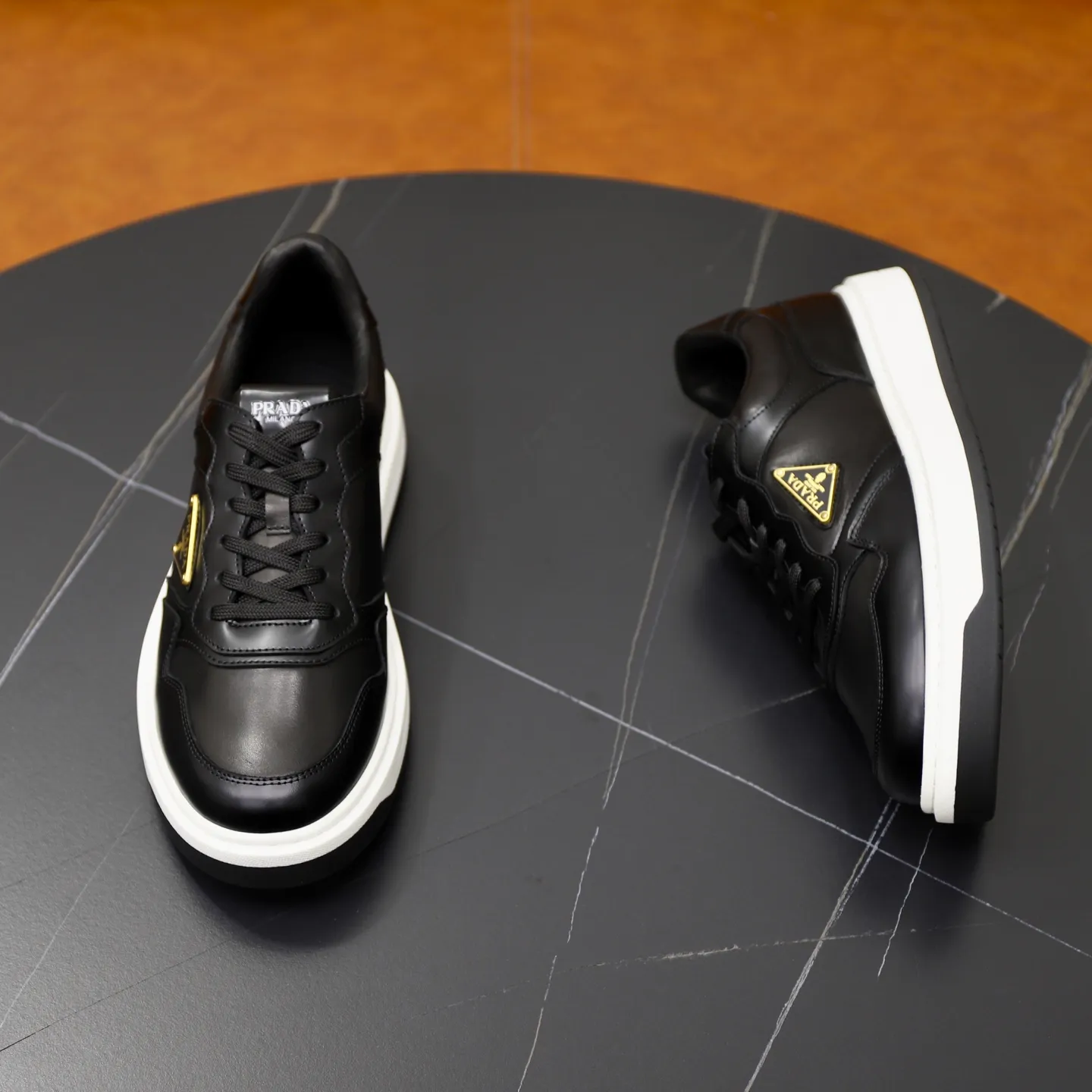 Factory price: 760💰Top original order Brand: PRADA (Prada) Standard code: Men's size 38/44 (45 can be customized) Grade: Same as the official website Material: Original cowhide stitching imported cowhide lining Original combination two-color wear-resistant soft outsole Style category: Leisure and sports version Young fashion European and American trend British style Color: Real picture color